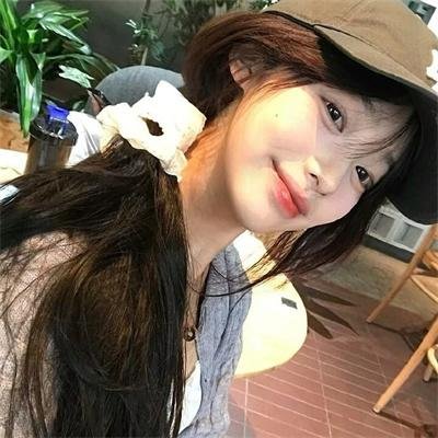 玻璃橱窗中的姑娘海报